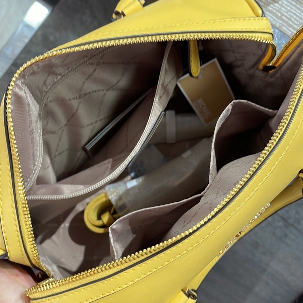 Michael Kors med Duffel Travel Leather/Coated
35S2GTFU2B
DAFFODIL
MD DUFFLE
NWT - Picture 7 of 16